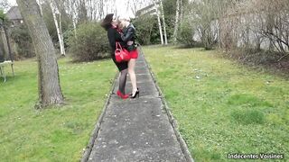 Clara cougar salope bisexuelle initie la jeune Isabelle aux plaisirs extrêmes multi-sexes !