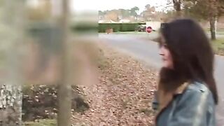 Une 1ère pour Charlotte : on la défie de draguer un mec en direct dans la rue et daller le baiser !